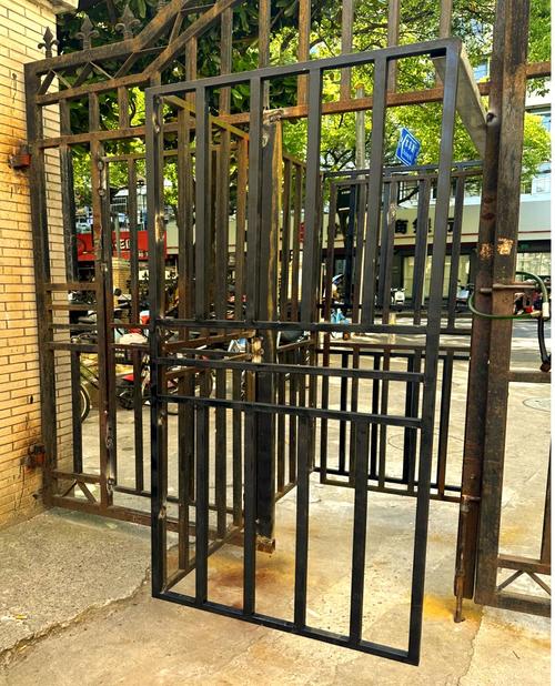 延吉新村街道旋转门改造:从"绊脚门"到"平滑门"的蜕变